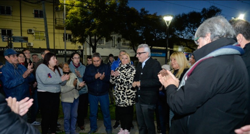 EN MALVINAS ARGENTINAS, EL CANDIDATO A SENADOR JULIO ZAMORA DIALOGÓ CON VECINOS Y COMERCIANTES SOBRE EL FUTURO DE LA PROVINCIA