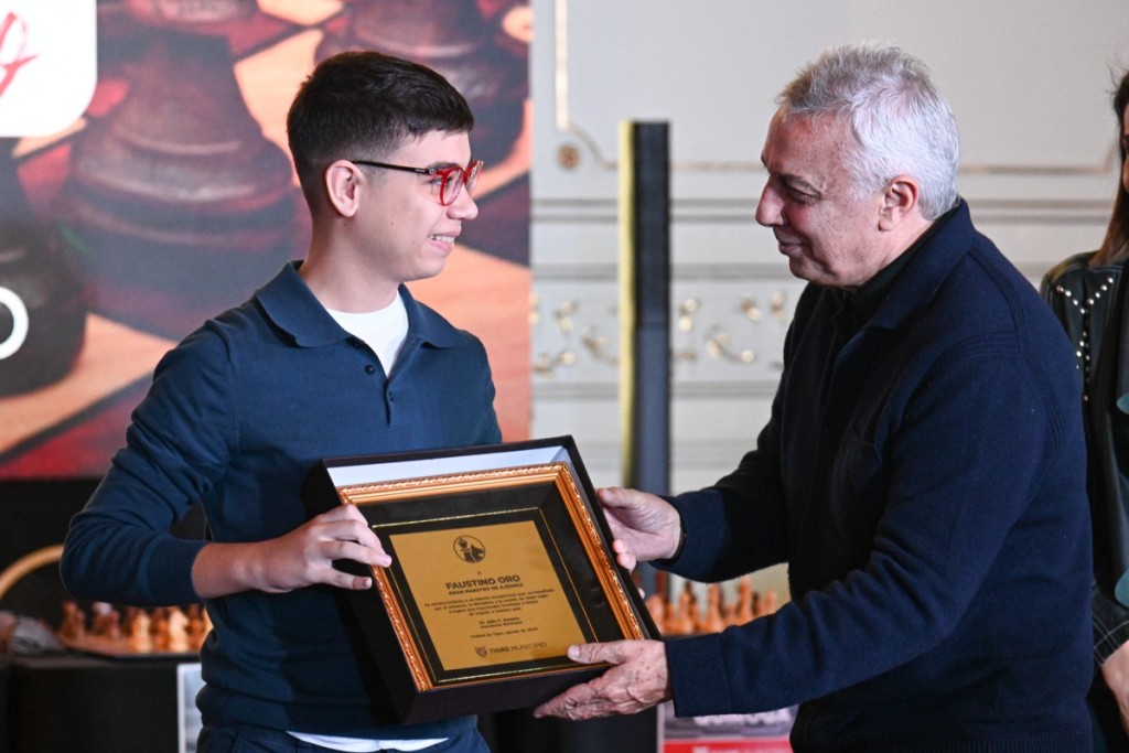 SEMANA INTERNACIONAL DEL AJEDREZ: EN EL MAT, JULIO ZAMORA RECIBI&Oacute; AL GRAN MAESTRO FAUSTINO ORO