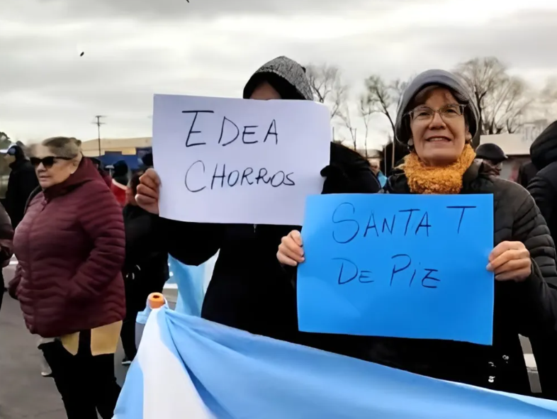 PROTESTAS EN EL PARTIDO DE LA COSTA POR DELIRANTES AUMENTOS EN LAS BOLETAS DE LUZ