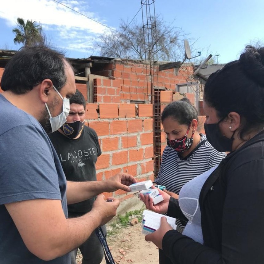 EN TIGRE UN GRUPO DE VECINOS COLABORA CON FAMILIAS AISLADAS