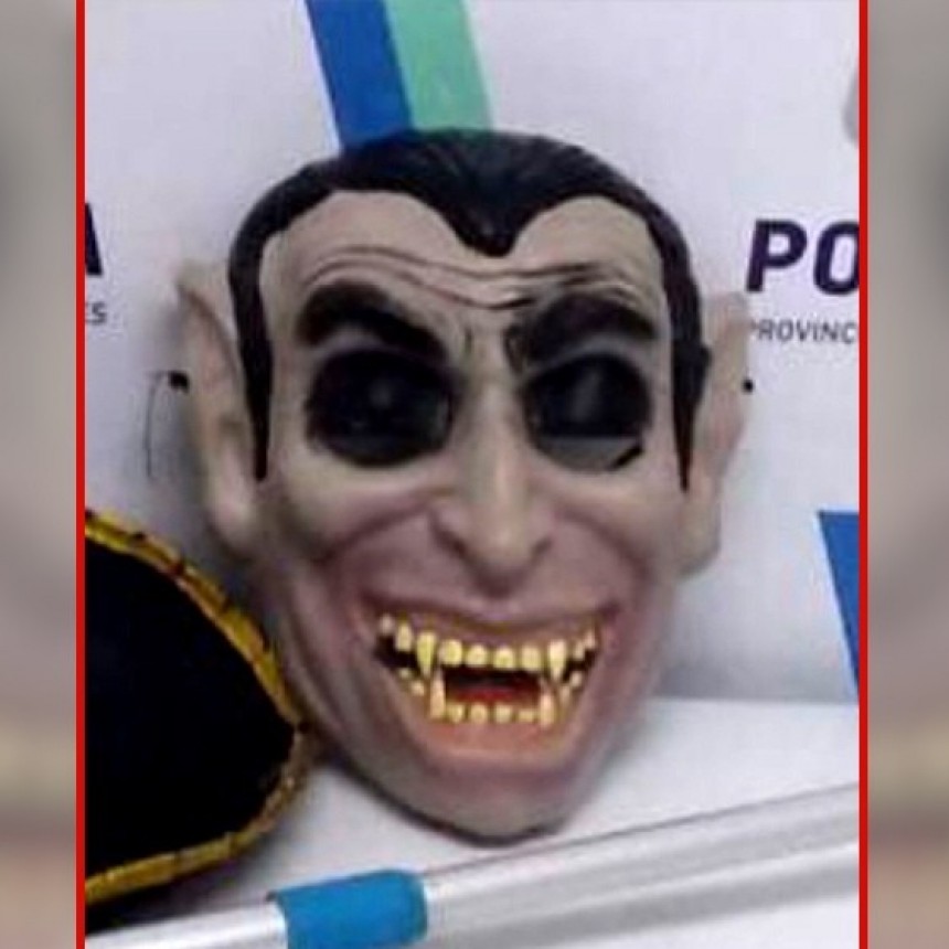 EN MAR DEL PLATA PERSEGUÍA Y MOLESTABA A DEPORTISTAS CON UNA MÁSCARA DE VAMPIRO EN UNA PLAZA Y FUE DETENIDO  