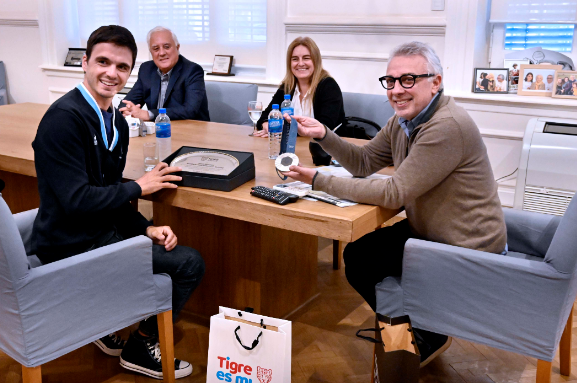 JULIO ZAMORA RECIBIÓ AL REGATISTA MATEO MAJDALANI TRAS OBTENER LA MEDALLA DE PLATA EN LOS JUEGOS OLÍMPICOS DE PARÍS 2024