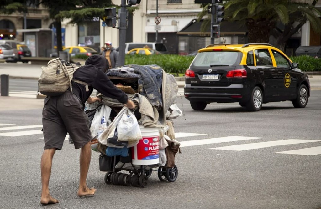 AUMENTO RÉCORD DE LA POBREZA EN LA ERA MILEI: ESTÁ EN 52,9% Y LA INDIGENCIA EN EL 18,1%