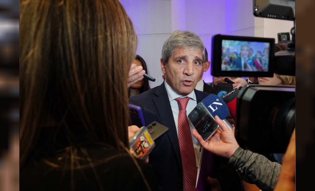 LUIS CAPUTO AFIRM&Oacute; QUE EN DOS A&Ntilde;OS A&Uacute;N HABR&Aacute; GENTE QUE NO LLEGUE A FIN DE MES: &ldquo;NO PUEDO HACER MAGIA&rdquo;