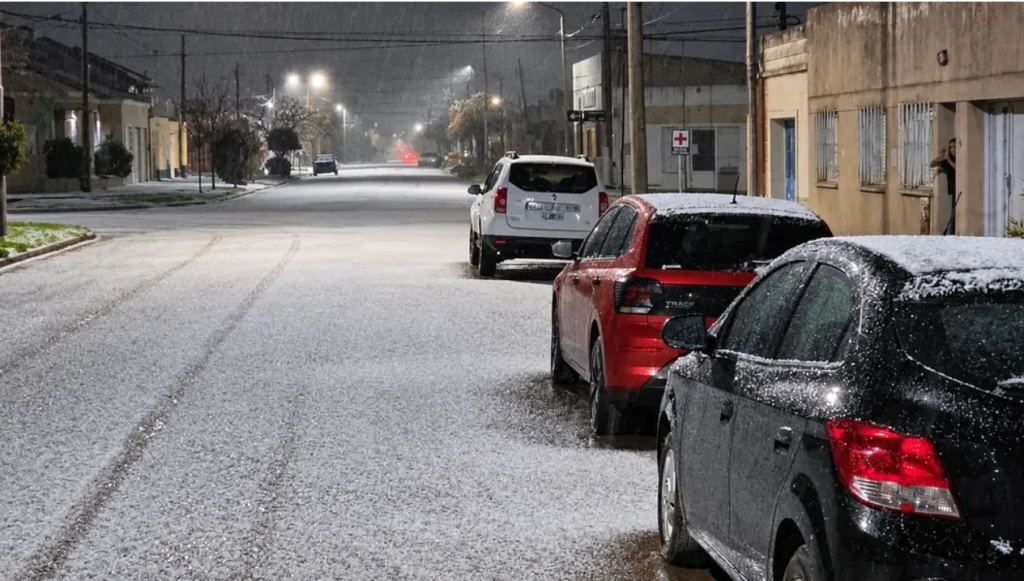 UNA NEVADA SORPRENDI&Oacute; A LA CIUDAD DE BAH&Iacute;A BLANCA EN PLENO SEPTIEMBRE