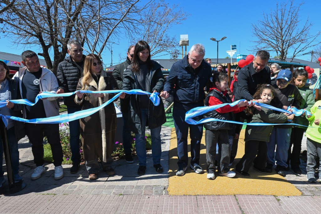 JULIO ZAMORA REINAUGUR&Oacute; LA PLAZA PUERTO DE FRUTOS DE TIGRE CENTRO