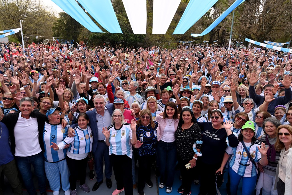 EN EL MARCO DEL D&Iacute;A DEL JUBILADO, JULIO ZAMORA COMPARTI&Oacute; UNA JORNADA JUNTO A UNA MULTITUD DE ADULTOS MAYORES