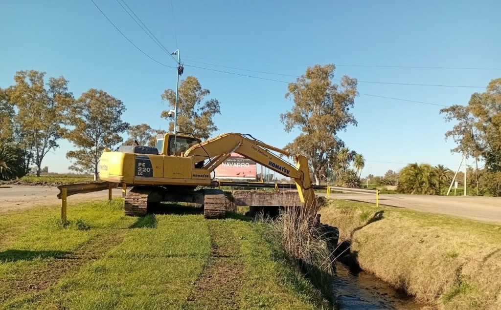 LA PROVINCIA EJECUTA TRABAJOS DE LIMPIEZA EN EL CANAL DE DESAG&Uuml;ES SUR DE NAVARRO