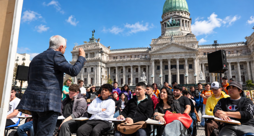LA UBA REALIZA CLASES P&Uacute;BLICAS EN PLAZA DE MAYO EN RECLAMO POR LA LEY DE FINANCIAMIENTO UNIVERSITARIO