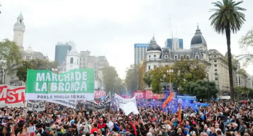 MARCHA DE LA BRONCA: LA IZQUIERDA SE MOVILIZÓ CONTRA MILEI Y RECLAMÓ UN NUEVO PARO GENERAL