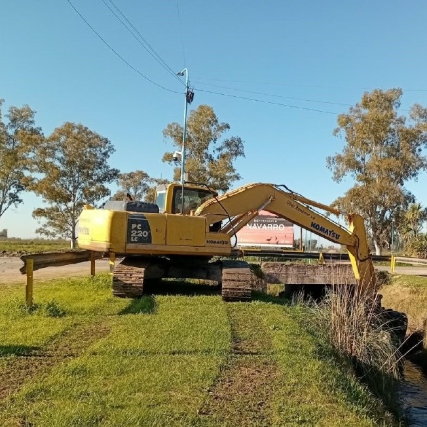 LA PROVINCIA EJECUTA TRABAJOS DE LIMPIEZA EN EL CANAL DE DESAG&Uuml;ES SUR DE NAVARRO