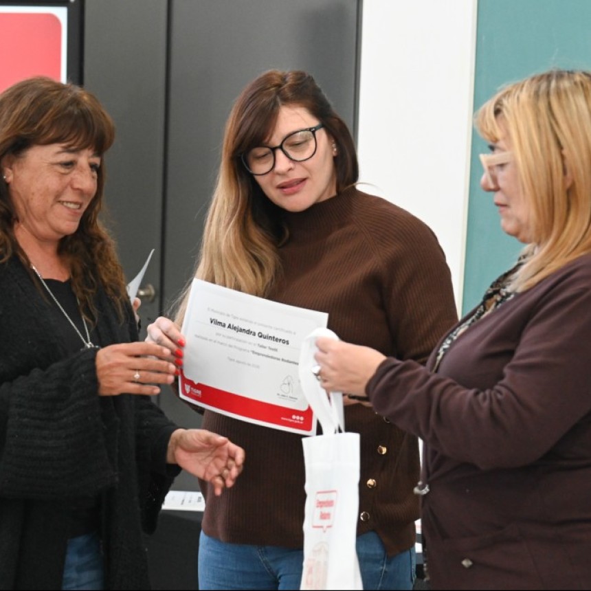 SE ENTREGARON CERTIFICADOS DEL PROGRAMA DE FORMACIÓN "EMPRENDEDORAS RODANTES" DESTINADO A VECINAS DEL MUNICIPIO DE TIGRE