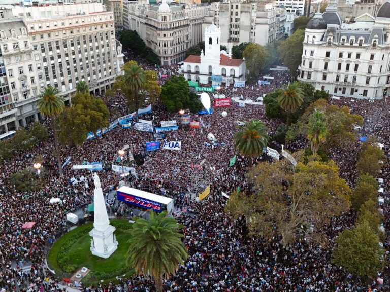 LAS UNIVERSIDADES VUELVEN A LAS CALLES PARA DEFENDER SU FINANCIAMIENTO CONTRA EL VETO DE MILEI