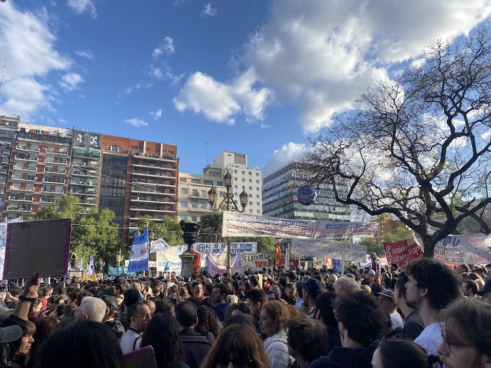 DOCENTES Y ESTUDIANTES MARCHARON AL CONGRESO PARA PEDIRLE A MILEI QUE “PROMULGUE” LA LEY DE FINANCIAMIENTO EDUCATIVO