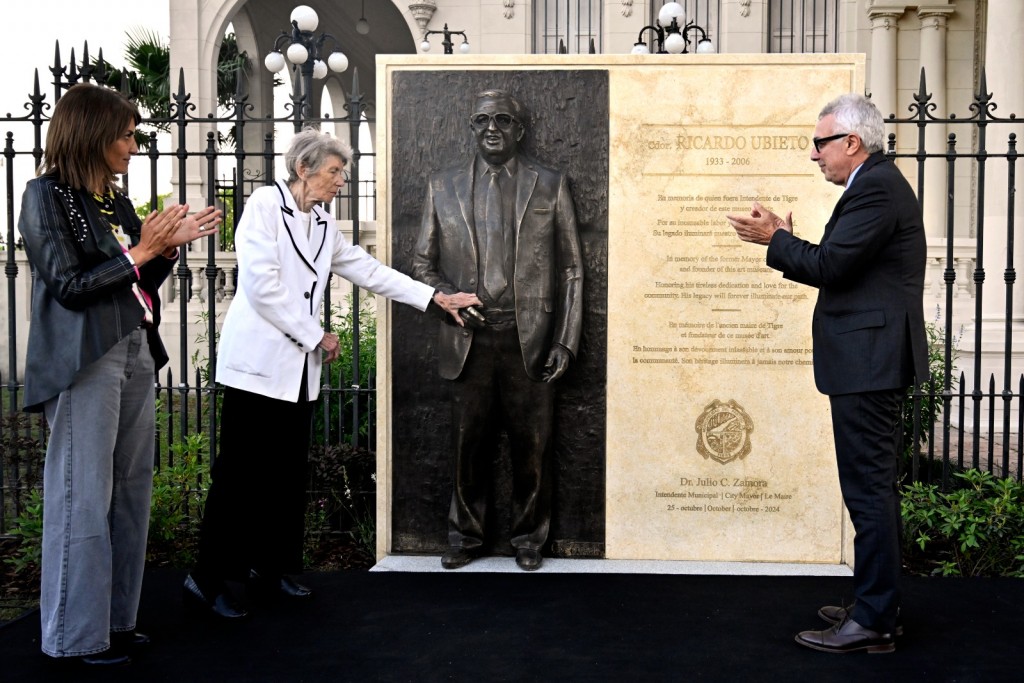 JULIO ZAMORA ENCABEZÓ EL ACTO EN HOMENAJE AL EX INTENDENTE CDOR. RICARDO UBIETO, A 18 AÑOS DE LA INAUGURACIÓN DEL MAT