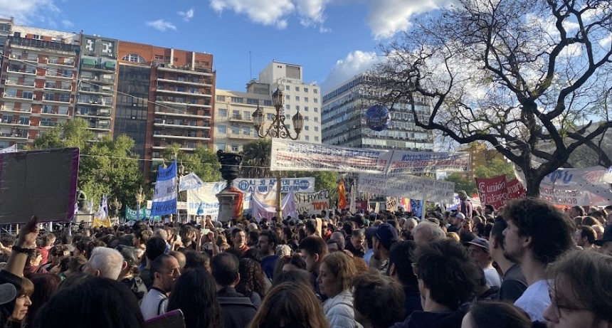 DOCENTES Y ESTUDIANTES MARCHARON AL CONGRESO PARA PEDIRLE A MILEI QUE “PROMULGUE” LA LEY DE FINANCIAMIENTO EDUCATIVO