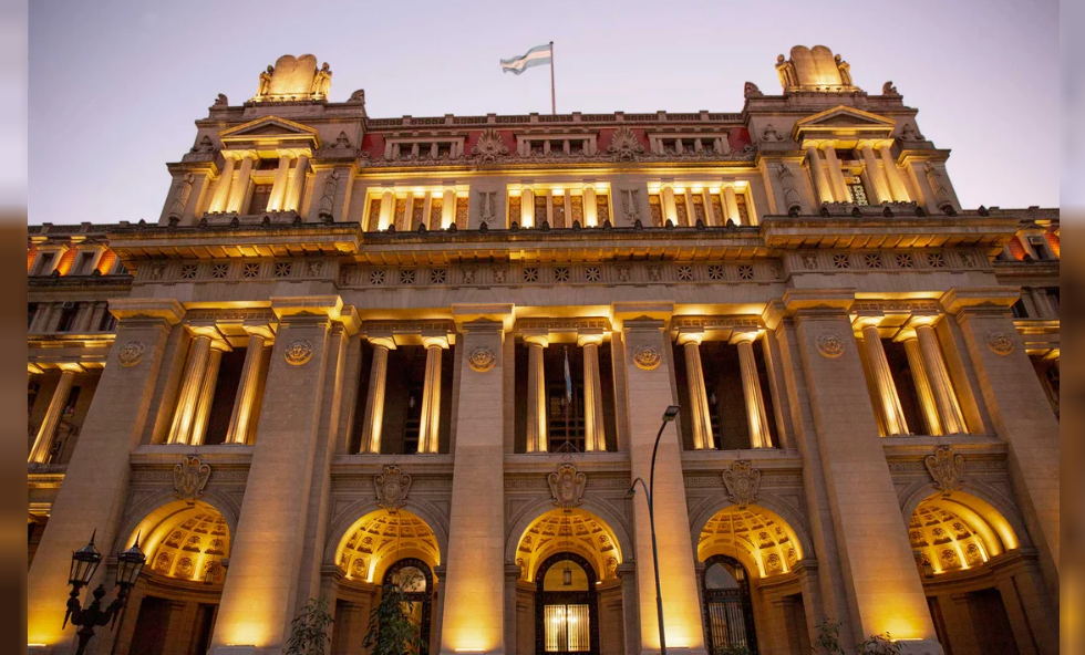 LA CORTE CONVOCA A CONJUECES PARA UN NUEVO DEBATE SOBRE LA LEY DE TIERRAS