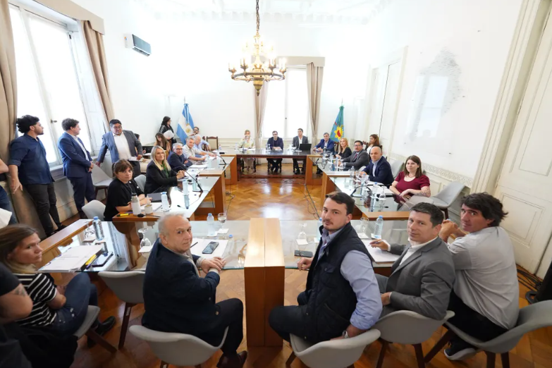 LA CÁMPORA Y EL MASSISMO ATACAN A KICILLOF, POSPUSIERON EL ENDEUDAMIENTO.