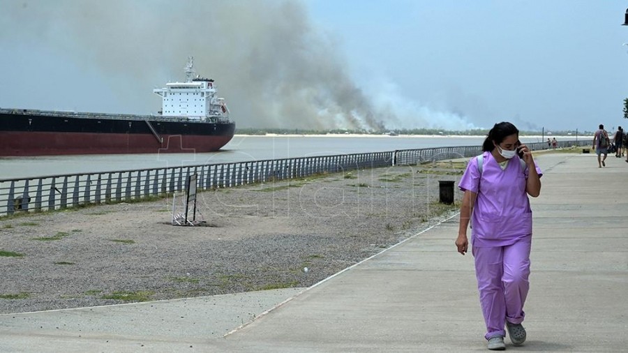 HELICÓPTEROS HIDRANTES TRABAJAN EN LA EXTINCIÓN DEL FUEGO EN LAS ISLAS DEL PARANÁ