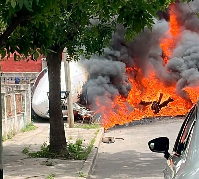 UN AVIÓN PRIVADO SE DESPISTÓ EN EL AEROPUERTO DE SAN FERNANDO: MURIERON EL PILOTO Y EL COPILOTO