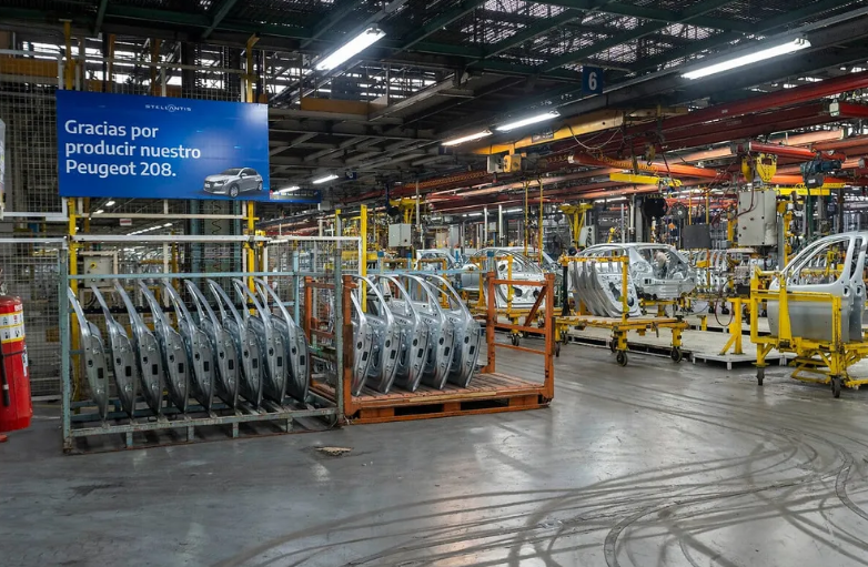 PEUGEOT PARALIZA LA PRODUCCIÓN EN EL PALOMAR Y ADELANTA VACACIONES DEL PERSONAL