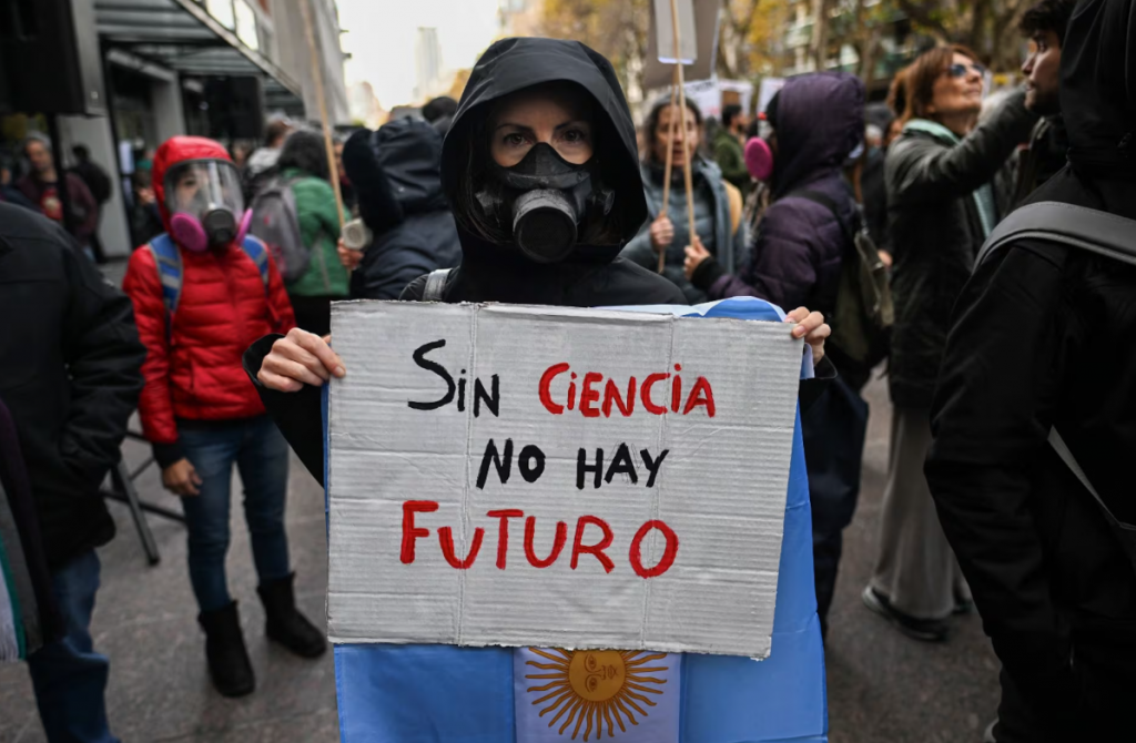 LA CATÁSTROFE SILENCIOSA: EL DESMANTELAMIENTO CIENTÍFICO COMO POLÍTICA DE ESTADO