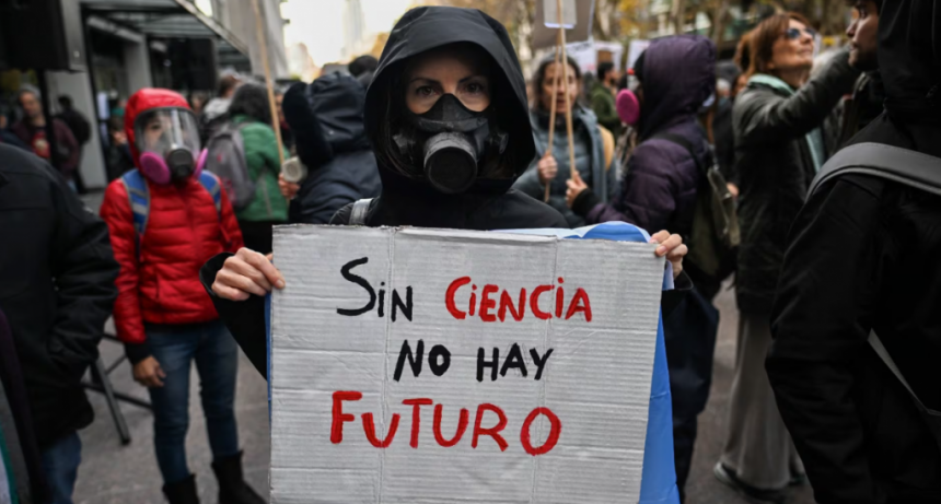 LA CATÁSTROFE SILENCIOSA: EL DESMANTELAMIENTO CIENTÍFICO COMO POLÍTICA DE ESTADO